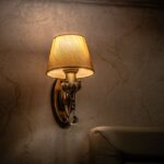 Natürliche Wabi-Sabi-Lampen in einem harmonischen Wohnraum mit warmen Materialien und organischen Formen.