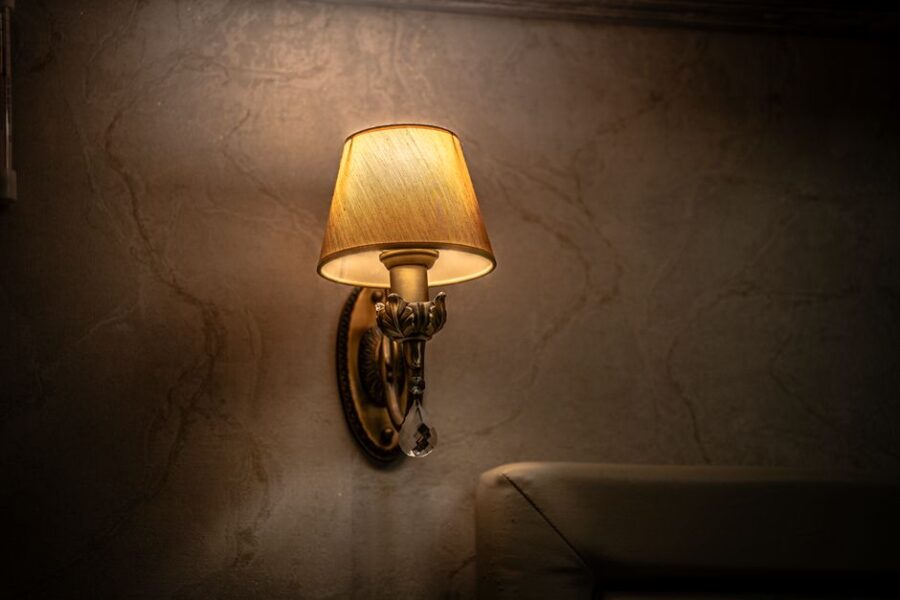 Natürliche Wabi-Sabi-Lampen in einem harmonischen Wohnraum mit warmen Materialien und organischen Formen.